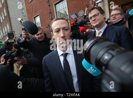 Facebook CEO Mark Zuckerberg verlässt das Merrion Hotel in Dublin nach einem Treffen mit Politikern der Verordnung von sozialen Medien und schädliche Inhalte diskutieren. Stockfoto