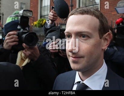 Facebook CEO Mark Zuckerberg verlässt das Merrion Hotel in Dublin nach einem Treffen mit Politikern der Verordnung von sozialen Medien und schädliche Inhalte diskutieren. Stockfoto