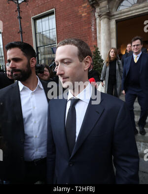 Facebook CEO Mark Zuckerberg verlässt das Merrion Hotel in Dublin nach einem Treffen mit Politikern der Verordnung von sozialen Medien und schädliche Inhalte diskutieren. Stockfoto