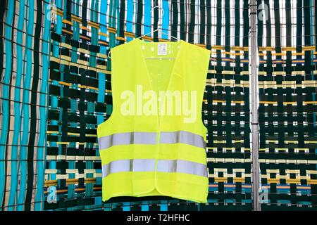 Gelbe Weste auf der Biennale von Design ausgestellt. Saint Etienne, Loire, Auvergne Rhône-Alpes. Saint-Etienne, Frankreich - 04/01/2019 Gilet jaune aussetzen Stockfoto