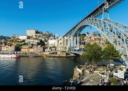 Ich Ponte Dom Luis Brücke über den Fluss Douro zu ehemaligen Bischofspalast, Stadtteil Ribeira, Porto, Portugal Stockfoto