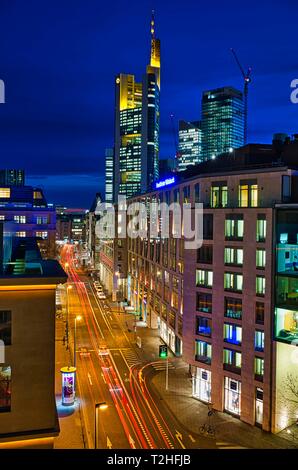 Blick auf das beleuchtete Borsenstrasse mit Autoverkehr und Skyline mit Comerzbank Tower, Innenstadt, Frankfurt am Main, Hessen, Deutschland Stockfoto