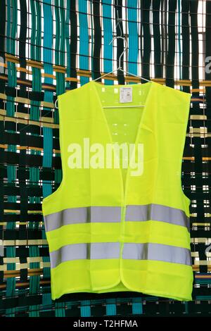 Gelbe Weste auf der Biennale von Design ausgestellt. Saint Etienne, Loire, Auvergne Rhône-Alpes. Saint-Etienne, Frankreich - 04/01/2019 Gilet jaune aussetzen Stockfoto