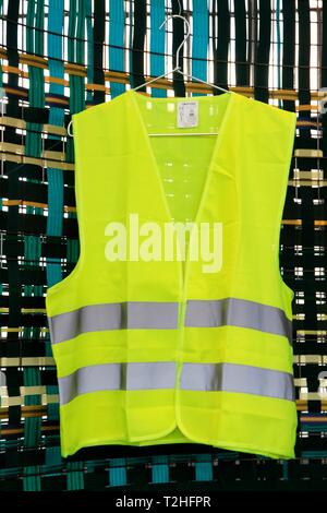 Gelbe Weste auf der Biennale von Design ausgestellt. Saint Etienne, Loire, Auvergne Rhône-Alpes. Saint-Etienne, Frankreich - 04/01/2019 Gilet jaune aussetzen Stockfoto