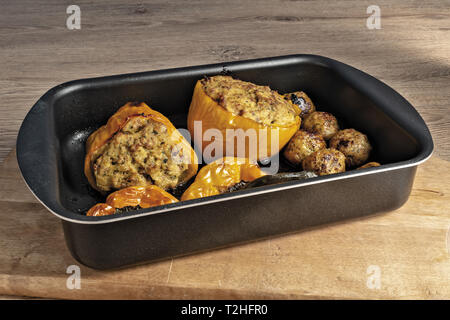 Peperoni ripieni gialli Cotti al forno in padella da Sopra altra Vista Stockfoto