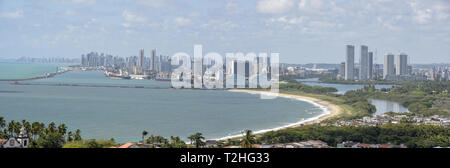 Alte Kolonialstadt Olinda mit der Stadt Recife im Hintergrund auf Brasilien Stockfoto