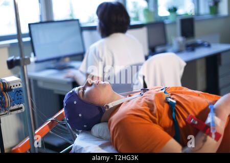 Elektroenzephalographie, EEG, Patienten in der neurologischen Untersuchung Gehirn, Neurologie im Krankenhaus, Tschechische Republik Stockfoto