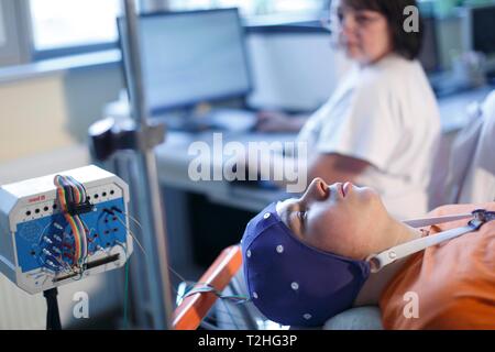 Elektroenzephalographie, EEG, Patienten in der neurologischen Untersuchung Gehirn, Neurologie im Krankenhaus, Tschechische Republik Stockfoto