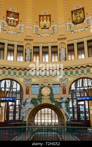 Historische Bahnhofshalle, Jugendstil, Hauptbahnhof, Prag, Böhmen, Tschechien Stockfoto