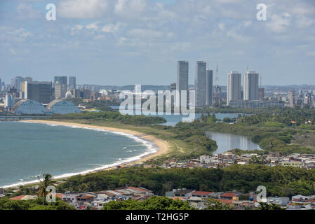 Alte Kolonialstadt Olinda mit der Stadt Recife im Hintergrund auf Brasilien Stockfoto