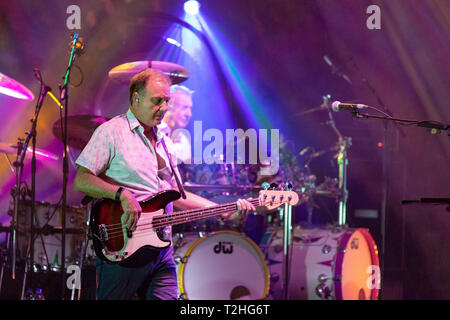 April 1, 2019 - Milwaukee, Wisconsin, USA - Guy Pratt und Nick Mason von Nick Mason's Saucerful der Geheimnisse im Riverside Theater in Milwaukee, Wisconsin (Bild: © Daniel DeSlover/ZUMA Draht) Stockfoto