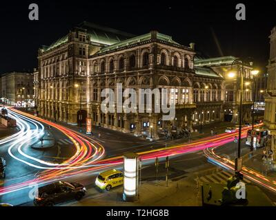 Wiener Staatsoper mit leichten Spuren von der Straße Verkehr in der Nacht, Stadtzentrum, Wien, Österreich Stockfoto