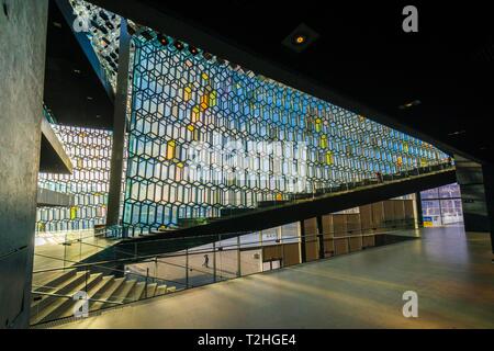 Harpa Kongress- und Konzerthalle, Architekt Henning Larsen, Fassade des Künstlers Olafur Eliasson, Sitz der isländische Symphonie Orchester Stockfoto