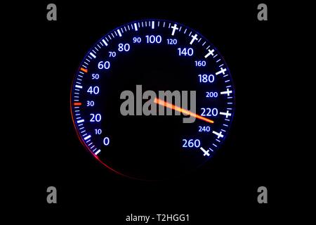 Tachometer mit Anzeige der Geschwindigkeit 220 km/h und Kreuze aus 120 km/h, Symbol Bild tödliche Gefahr durch überhöhte Geschwindigkeit, zu schnell gefahren, Deutschland Stockfoto