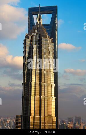 Blick vom Ritz-Carlton Hotel zum World Financial Center und dem Jin Mao-Building im Stadtteil Pudong, Shanghai, China Stockfoto