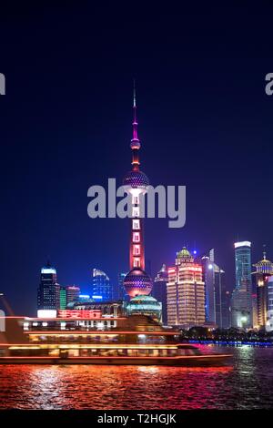 Blick vom Bund auf die Skyline am Huangpu Fluß mit Oriental Pearl Tower, Shanghai Tower, Jin Mao-Building im Stadtteil Pudong, Shanghai Stockfoto