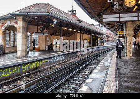 Berlin, Kreuzberg. Der U-Bahnhof Schlesisches Tor bedient die Linien U 1 und U 3. Historische Hochstation auf erhöhtem Viadukt. Stockfoto