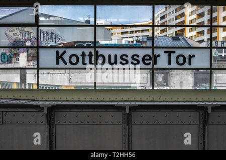Berlin, Kreuzberg Kottbusser Tor U-Bahn U-Bahn station name im Fenster erhöhten Station am angehobenen Viadukt. Stockfoto