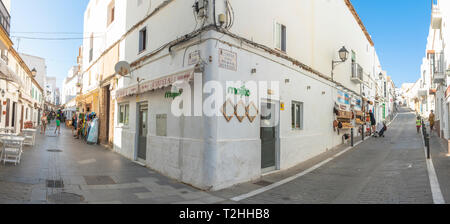 Panoramablick auf der Gasse und Gebäuden in Conil de la Frontera, Costa de la Luz, Provinz Cadiz, Andalusien, Spanien, Europa Stockfoto