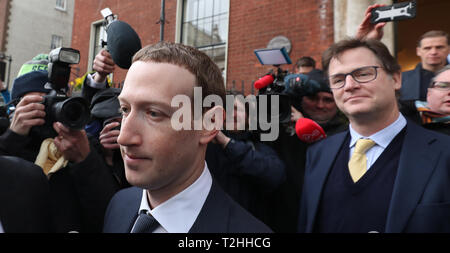 Facebook CEO Mark Zuckerberg verlässt das Merrion Hotel in Dublin mit an der Spitze der globalen Politik und Kommunikation Nick Clegg nach einem Treffen mit Politikern der Verordnung von sozialen Medien und schädliche Inhalte diskutieren. Stockfoto