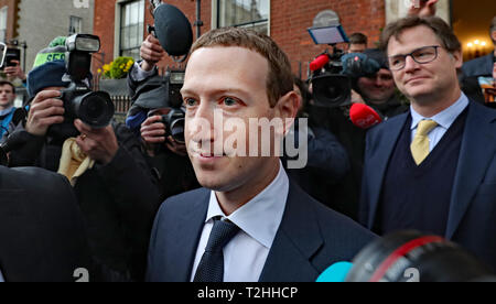 Facebook CEO Mark Zuckerberg verlässt das Merrion Hotel in Dublin mit an der Spitze der globalen Politik und Kommunikation Nick Clegg nach einem Treffen mit Politikern der Verordnung von sozialen Medien und schädliche Inhalte diskutieren. Stockfoto