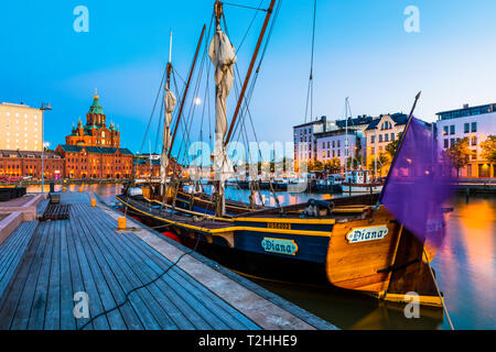 Yacht und Uspenski Kathedrale in Helsinki, Finnland, Europa Stockfoto