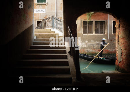 Gondoliere durch Ponte della Malvasia Vecchia in Venedig, Italien, Europa Stockfoto