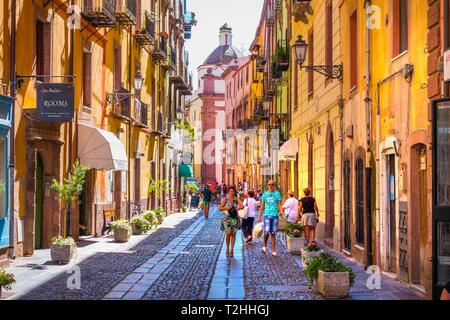 Menschen zu Fuß entlang der Straße in Bosa, Sardinien, Italien, Europa Stockfoto