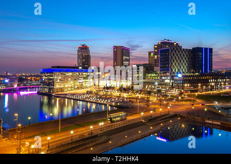 MediaCityUK in der Nacht in Salford Quays, Manchester, England, Vereinigtes Königreich, Europa Stockfoto