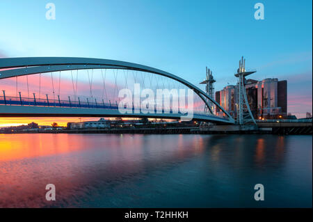 Salford Quays Lift Bridge bei Sonnenuntergang in Manchester, England, Vereinigtes Königreich, Europa Stockfoto