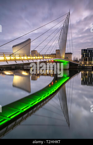 Fußgängerbrücke über den Kanal und die Imperial War Museum North in Salford Quays, Manchester, England, Vereinigtes Königreich, Europa Stockfoto