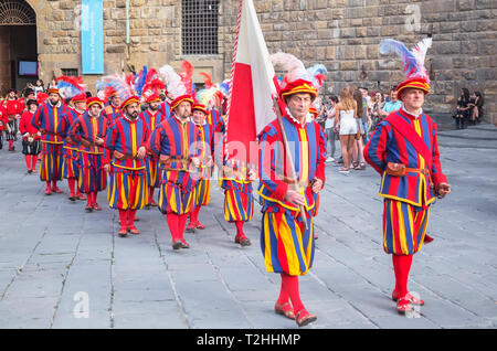 Männer marschieren in Kostüm während Calcio Storico Fiorentino Festival an der Piazza della Signoria in Florenz, Toskana, Italien, Europa Stockfoto