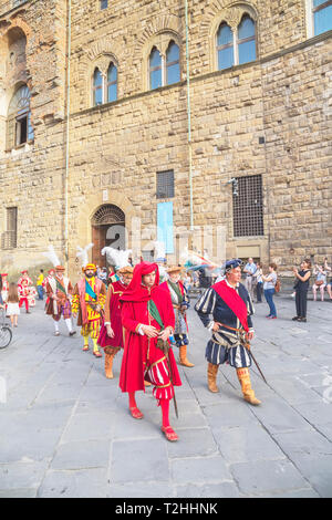 Männer marschieren in Kostüm während Calcio Storico Fiorentino Festival an der Piazza della Signoria in Florenz, Toskana, Italien, Europa Stockfoto