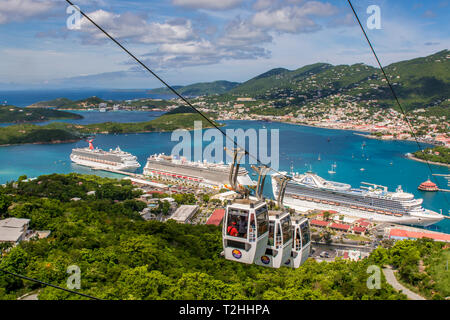 Seilbahnen über Cruise Terminal in Charlotte Amalie, St. Thomas, US Virgin Islands, Karibik Stockfoto