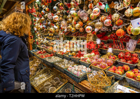 Frau Einkaufen für Weihnachtsschmuck am Markt in Rathausplatz, Wien, Österreich, Europa Stockfoto