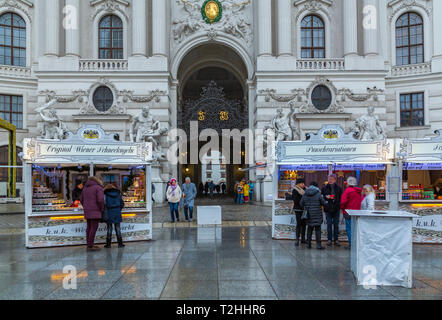 Käufer an Weihnachten Verkaufsstände in Michaelerplatz, Wien, Österreich, Europa Stockfoto
