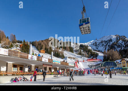 Seilbahn und Ski Village am Pecol im Winter, Canazei, Fassatal, Trentino, Italien, Europa Stockfoto