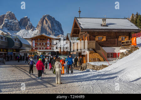 Ski Village am Pecol und Grohmannspitze Punta Grohmann im Winter, Canazei, Fassatal, Trentino, Italien, Europa Stockfoto