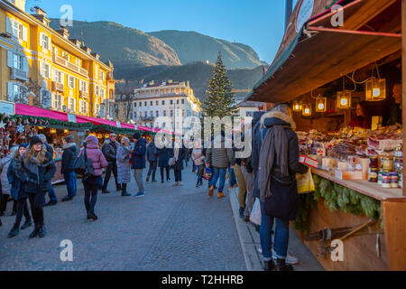 Kunden Weihnachtsmarkt auf der Piazza Walther, Bozen, Italien, Europa Stockfoto