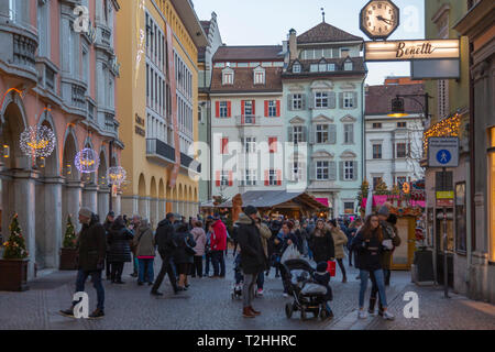 Kunden Weihnachtsmarkt auf der Piazza Walther, Bozen, Italien, Europa Stockfoto