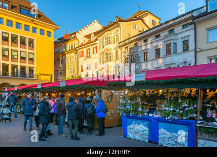 Kunden Weihnachtsmarkt auf der Piazza Walther, Bozen, Italien, Europa Stockfoto