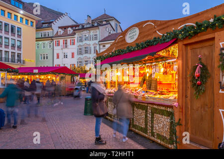 Kunden Weihnachtsmarkt auf der Piazza Walther, Bozen, Italien, Europa Stockfoto