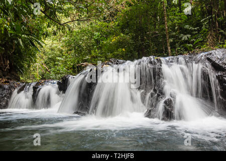 Slow Motion Blur von Wasserfall im Nationalpark Corcovado, Halbinsel Osa, Costa Rica, Mittelamerika Stockfoto