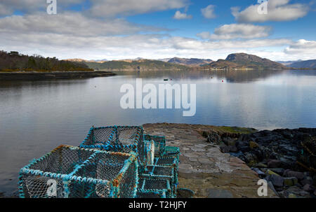 PLOCKTON LOCH CARRON WESTER ROSS SCHOTTLAND KRABBEN ODER HUMMER REUSEN AUF EINER HELLING BLICK ÜBER LOCH CARRON Stockfoto