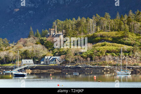 PLOCKTON LOCH CARRON WESTER ROSS SCHOTTLAND DUNCRAIG CASTLE AM UFER DES LOCH CARRON Stockfoto