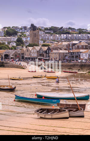 Boote, Hafen bei Ebbe, St Ives, beliebter Badeort bei heißem Wetter, Sommer, Cornwall, England, Vereinigtes Königreich, Europa Stockfoto