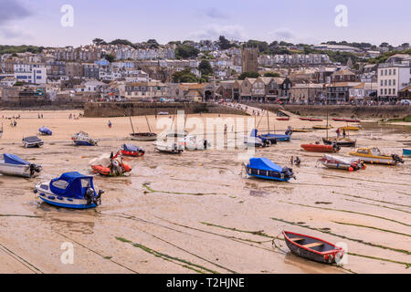 Boote, Hafen bei Ebbe, St Ives, beliebter Badeort bei heißem Wetter, Sommer, Cornwall, England, Vereinigtes Königreich, Europa Stockfoto