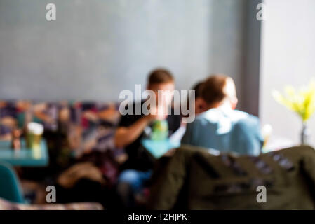 Defokussierten Bild der Menschen am Tisch im Restaurant sitzen Stockfoto