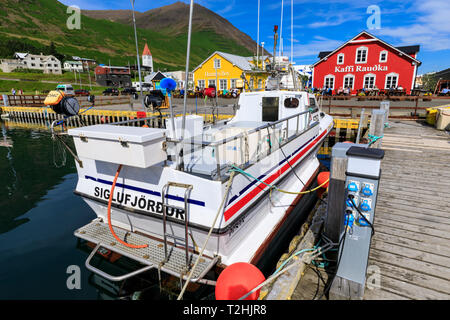 Kirche, belebten Cafés, Fischerboot und Berge, Siglufjordur, (Siglufjorour), herrlichem Sommerwetter, North Island, Europa, Europa Stockfoto