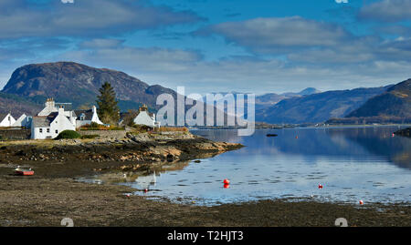 PLOCKTON LOCH CARRON WESTER ROSS SCHOTTLAND HÄUSER AM UFER DES LOCH CARRON Stockfoto